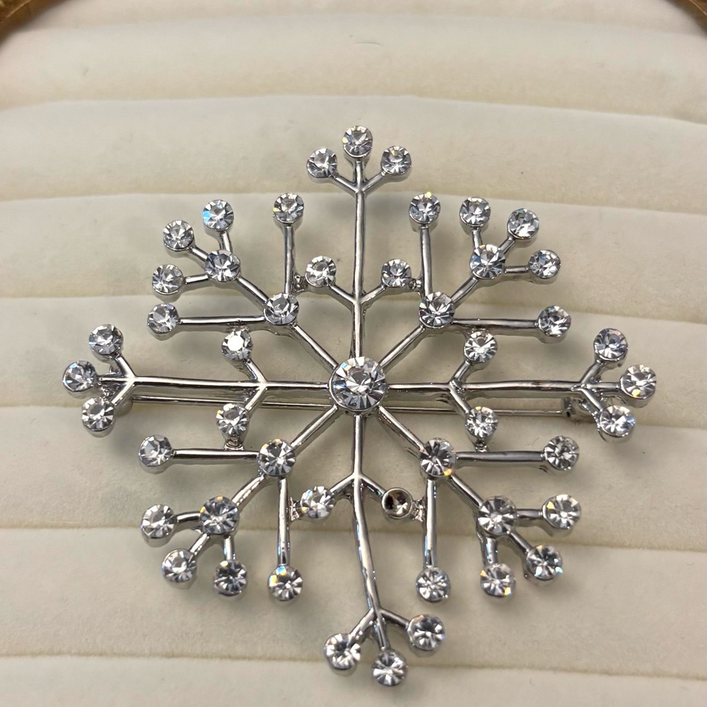 Silver‎ Tone Clear Rhinestone Snowflake Brooch Pin Winter Monochrome Holiday